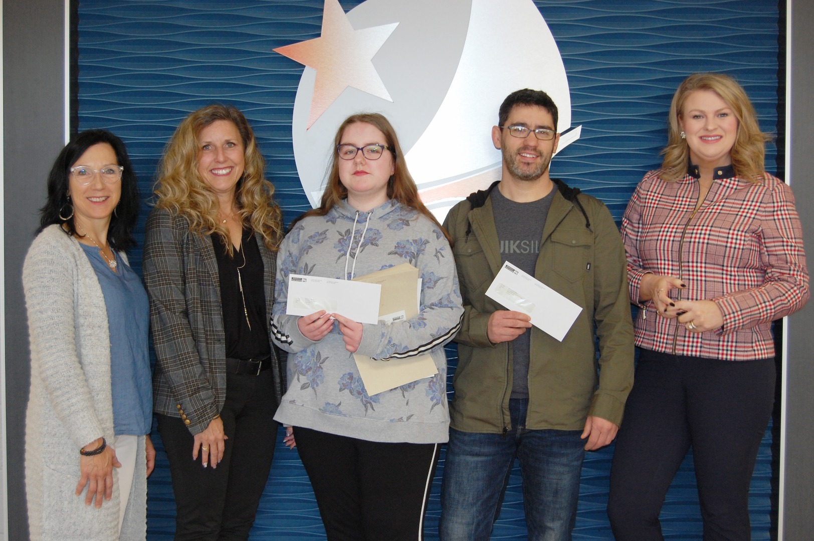 From left to right: Monique Hébert-Savoie, principal of l’École l’Odyssée ; Brigitte LeBlanc-Miller, WorkSafeNB; Macey Thibeau, first place winner; Frédérick Harrison, teacher; and Laragh Dooley, acting director of Communications WorkSafeNB